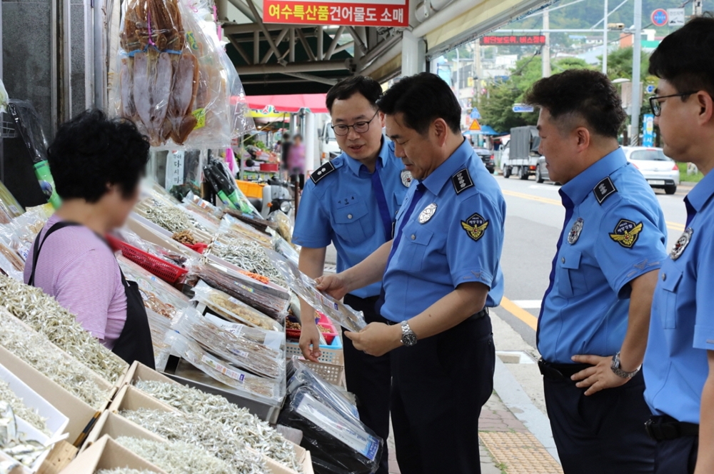 ▲ 고민관 서장이 직원들과 함께 수산시장에서 수산물을 구매하였다