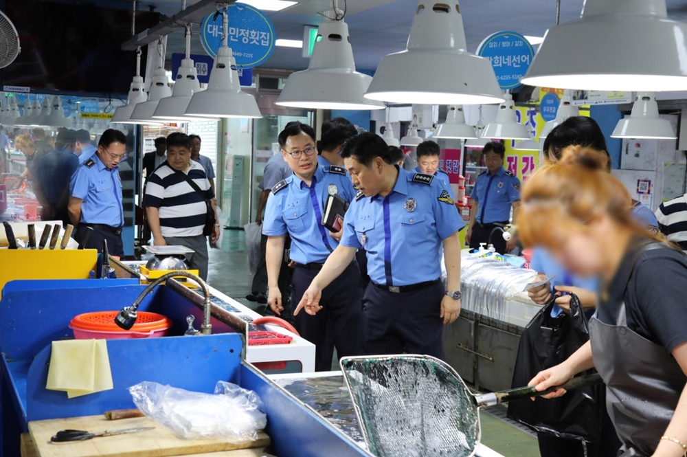 ▲ 고민관 서장이 직원들과 함께 수산시장에서 수산물을 구매하였다
