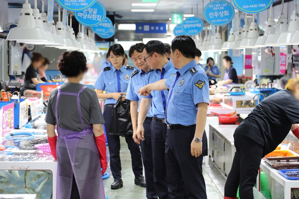 ▲ 고민관 서장이 직원들과 함께 수산시장에서 수산물을 구매하였다
