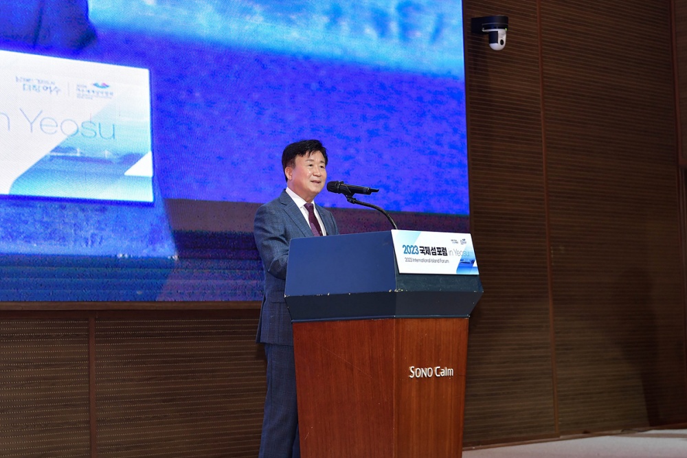 ▲  ‘2023 국제 섬 포럼 in Yeosu’에서 정기명 시장이 인사말을 전하고 있다.