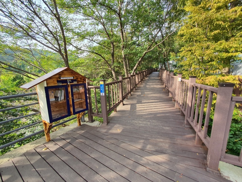 ▲ 여수 봉화산 산림욕장 무장애나눔길 진입로 데크