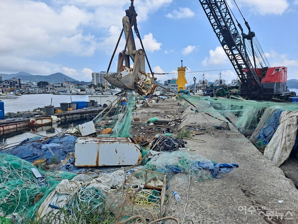 ▲ 여수 국동항 파제제에서 기중기로 폐냉장고를 실어내고 있다,ⓒ조찬현