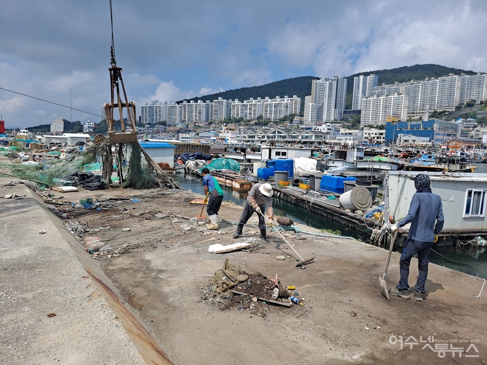 ▲근로자들이 국동 파제제 쓰레기 제거작업을 하고 있다. ⓒ조찬현