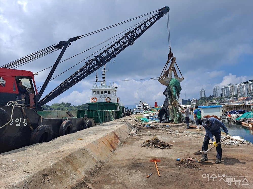▲여수 국동항 파제제에서 쓰레기 제거작업을 하고 있다. ⓒ조찬현