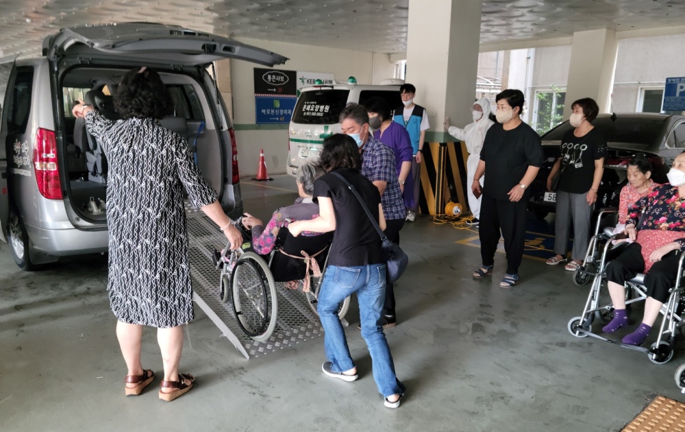 ▲ 은혜요양병원에서 하얀연꽃으로 귀원하는 차에 탑승하고 있다.