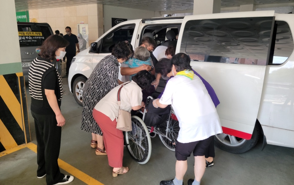 ▲  은혜요양병원에서 하얀연꽃으로 귀원하는 차에 탑승하고 있다.