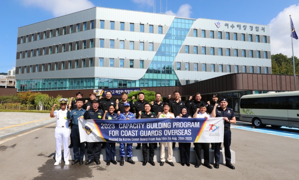 ▲ 해외 해양치안공무원들 여수해양경찰서 방문 단체사진