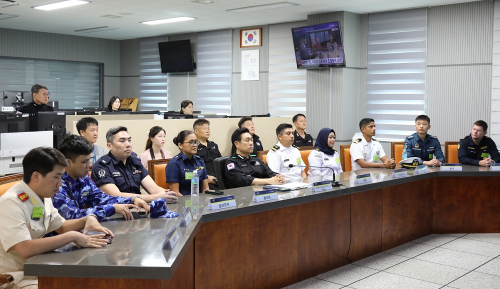 ▲ 해외 해양치안공무원들 여수해양경찰서 상황실에서 업무현황을 듣고 있다.