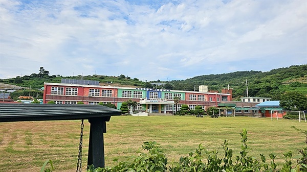 ▲  1950년에 태어났다는 덕포리 이장이 학교 다닐적에는 학생수가 500명이 넘었는데 지금은 재학생이 2명 밖에 없다고 한다. 여남초등학교 연도분교장 모습ⓒ 오문수