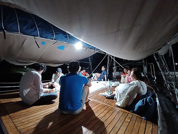 ▲ 저녁 먹고난 후 코리아나호 갑판에서 벌이는 한여름밤 선상음악회는 코리아나호가 주는 낭만이다. 유명한 음악가도 참여해 청중을 즐겁게 해줬다.ⓒ 오문수