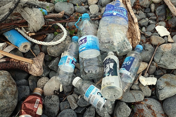 ▲  금오열도의 마지막 섬인 연도 해변에는 한국산 제품 쓰레기가 많았지만 중국어로 써진 중국 쓰레기도 많이 보였다.ⓒ 오문수