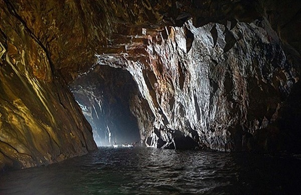 ▲  보물섬 전설 어린 솔팽이굴 모습. 해식동굴 전문가인 이효웅씨가 촬영했다.ⓒ 이효웅