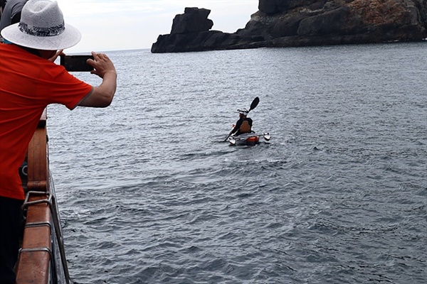 ▲ 해식동굴 전문가인 이효웅씨가 카약을 타고 솔팽이굴 탐사에 나서는 장면이다ⓒ 오문수