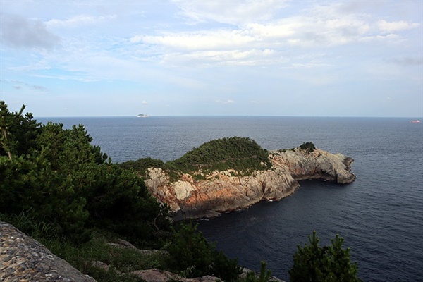 ▲소리도 등대 바로 아래에 있는 소룡단 모습ⓒ 오문수