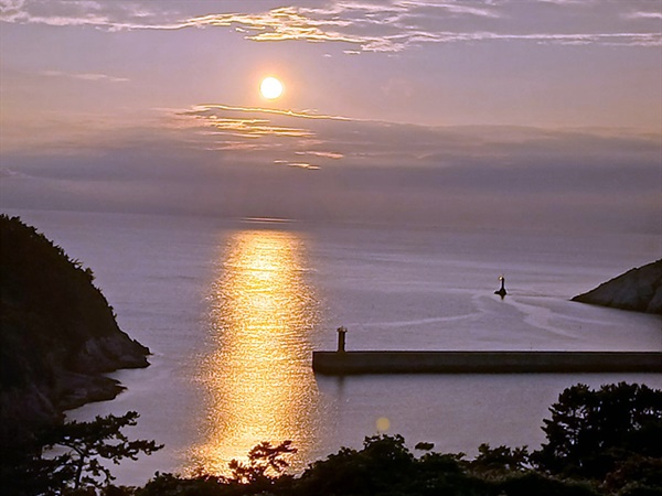 ▲  소리도등대를 답사한 후 코리아나호로 돌아오는 길에 멋진 일몰장면을 만났다ⓒ 오문수