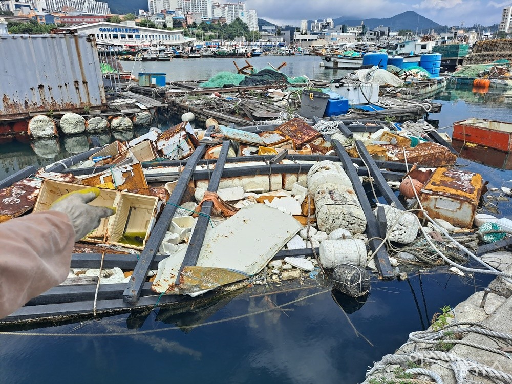 ▲국동항 내 불법 적치물이 쓰레기더미와 함께 가라앉고 있다. ⓒ조찬현