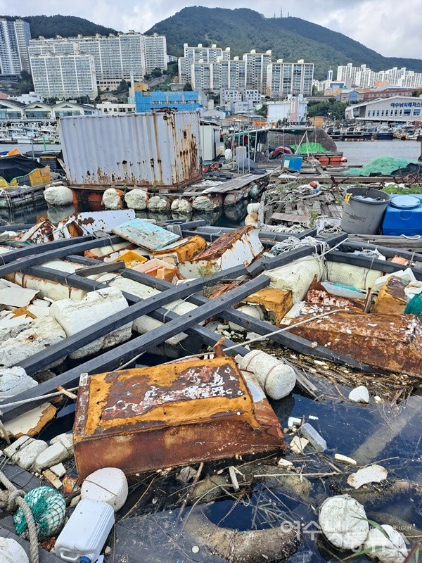 ▲수년간 방치된 불법 적치물의 일부가 바닷물에 잠겼다. ⓒ조찬현