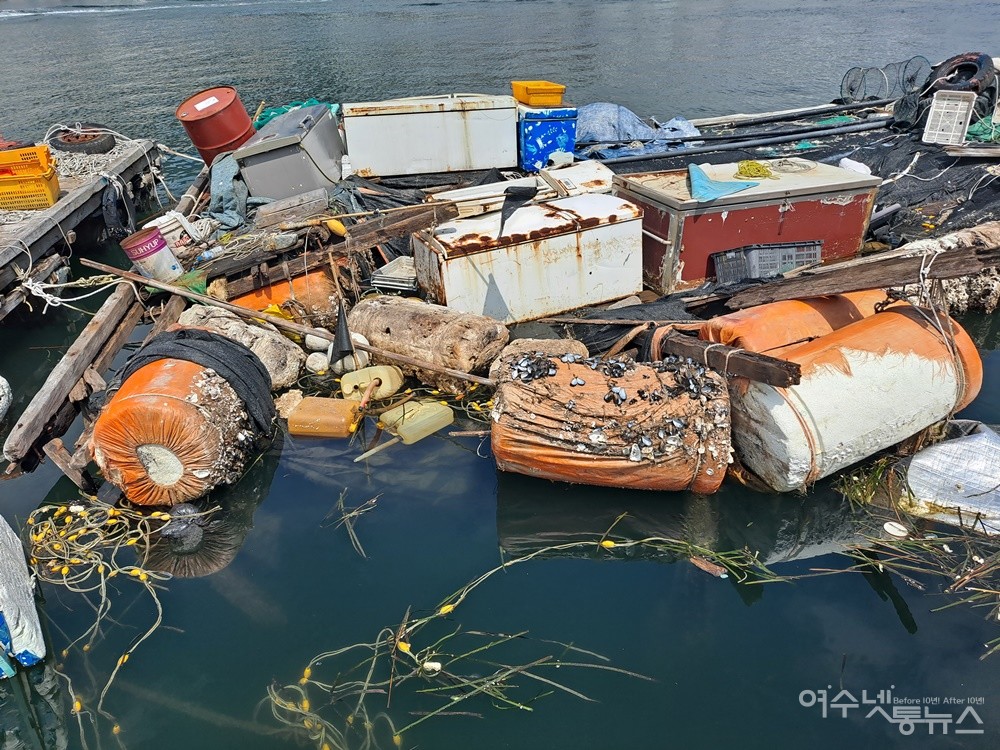 ▲뗏목 목재가 썩어 생활 쓰레기가 바다로 금방이라도 쏟아져 내릴듯하다. ⓒ조찬현