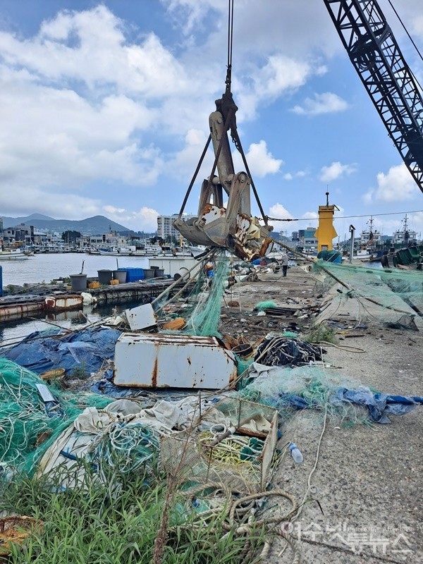 ▲여수 국동항 파제제에서 생활 쓰레기를 실어내고 있다, ⓒ조찬현