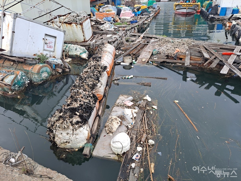 ▲수년간 방치된 불법 적치물의 일부가 바닷물에 잠겼다. ⓒ조찬현