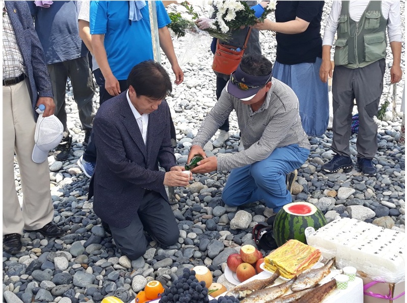 ▲ 이야포 미군폭격사건 희생자 추모제에서 제를 올리는 엄길수 전 대표