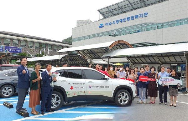 ▲대아전력(대표 이동길)에서 여수시장애인종합복지관(관장 강춘안)에 차량을 전달하고 있다