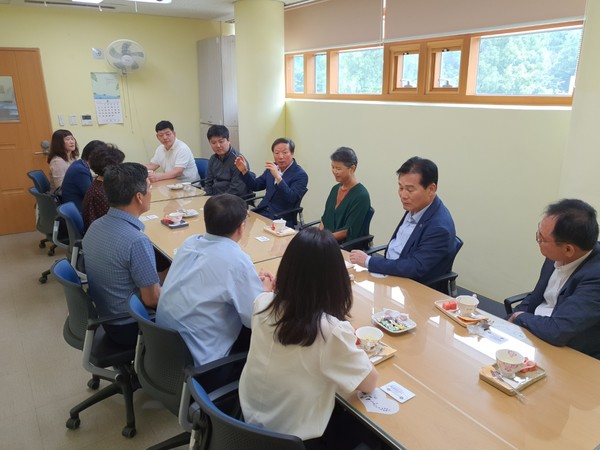 ▲ 전달식 참석자들이 여수시장애인종합복지관(관장 강춘안) 회의실에서 대화를 나누고 있다