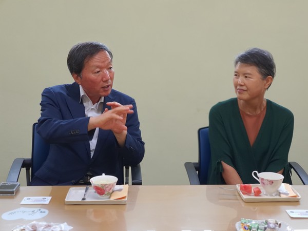▲ (주)대아전력 이동길 대표와 대아팜 박금례 대표가 향후 사회공헌 활동 관련 이야기를 하고 있다