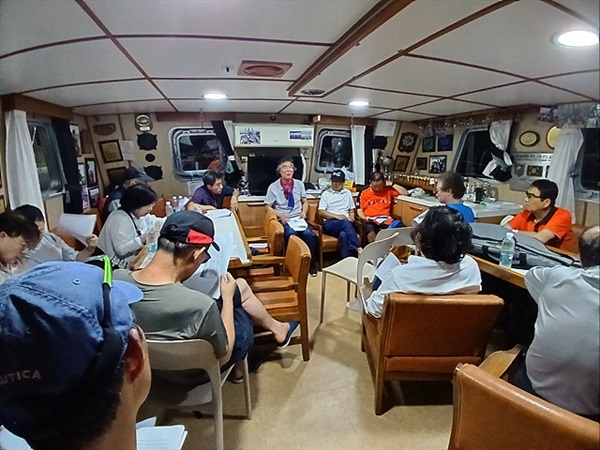 ▲ 지난 18일 남해안 명품섬 관광에 나선 일행이 코리아나호 선상에서 한국해양대학교 김낙현 교수가 발표한 '18~19세기 영국 해군의 조선 남서해안 탐사 재조명' 강의를 듣는 모습 ⓒ 오문수