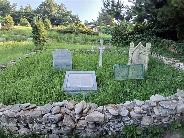 ▲ 거문도에 있는 영국군묘지로 영국군은 1885년 4월 15일부터 1887년 2월 27일까지 2년 동안 거문도를 불법 점거했다. 무덤은 영국군이 주둔할 당시 물에 빠지거나 병, 총기 사고 등으로 죽은 9명의 수병 무덤이다 ⓒ 오문수