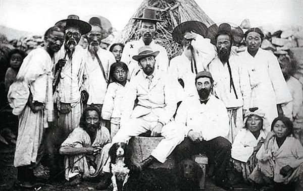 ▲ 영국해군이 1885년부터 2년간 거문도를 불법 점령할 당시 거문도 주민과 함께 촬영한 사진으로 당시의 주민 모습이 생생하게 나와있다. 영국군묘지에서 촬영했다. ⓒ 오문수