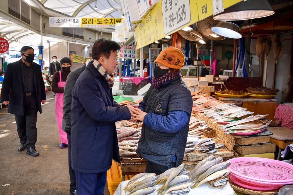 ▲정기명 여수시장이 전통시장을 방문해 민생 현장을 살폈다 Ⓒ여수넷통뉴스 자료사진