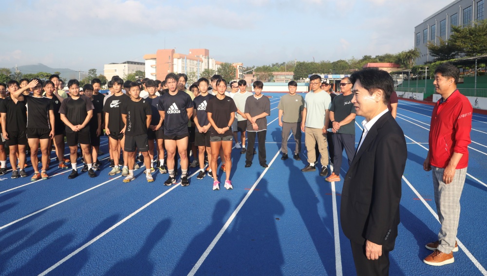 ▲  김대중 교육감이 학생들을 격려하고 있다.