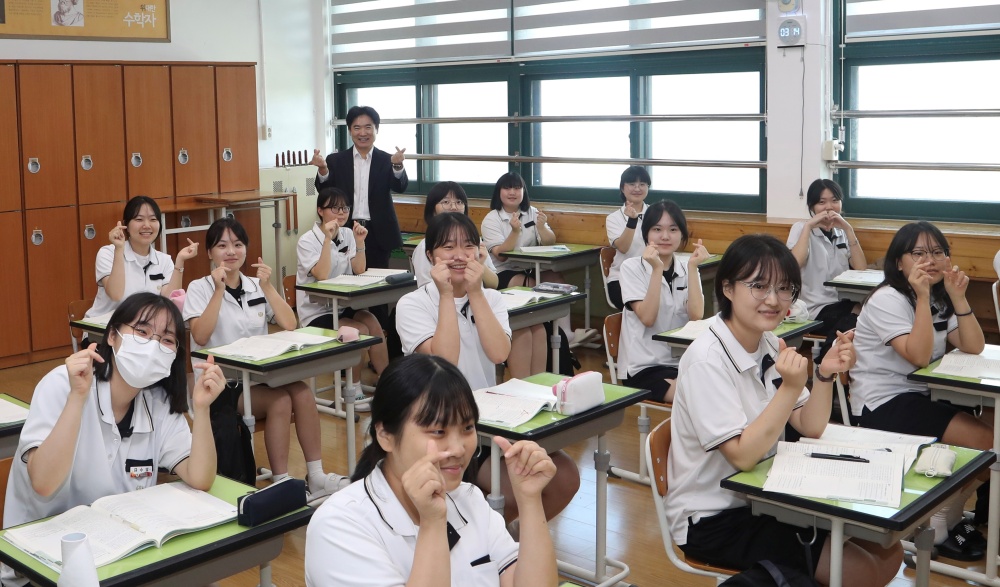 ▲목포혜인여고를 방문한 김대중 교육감이 학생들과 함께 손하트를 만들어 기념사진 촬영을 하고 있다. 