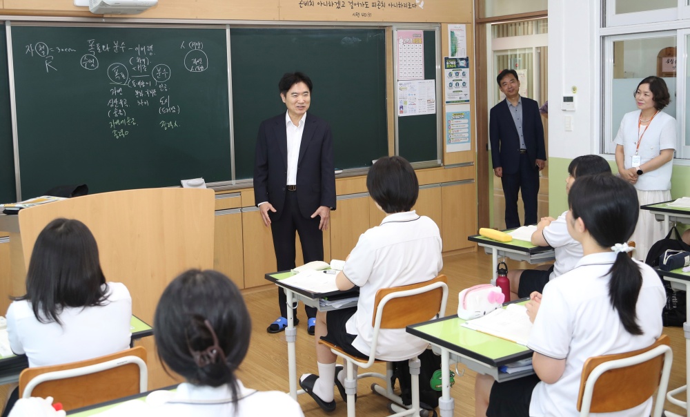 ▲ 김대중 교육감이 고3 수험생들에게 격려의 말을 전하고 있다.