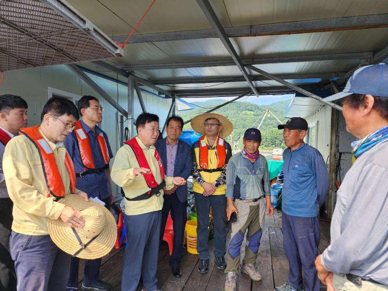 ▲ 돌산 군내리 고수온 피해 현장 점검하는 정기명 시장