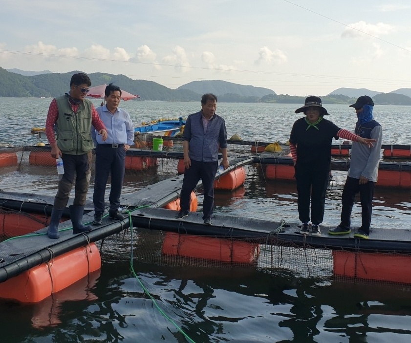 ▲ 주철현,이광일, 최동익, 박성미 의원이 피해현장을 살펴보고 있다.