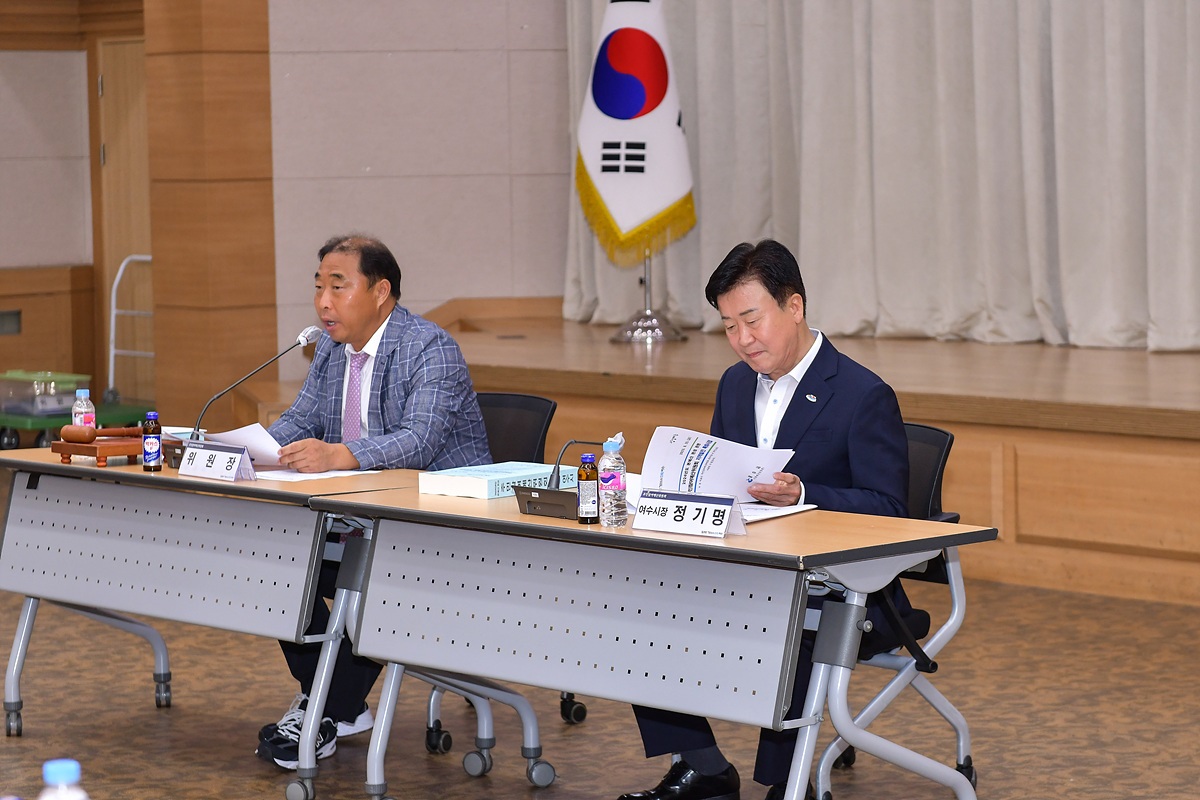 ▲ 주민참여예산위원회 총회에 참석한 정기명 여수시장