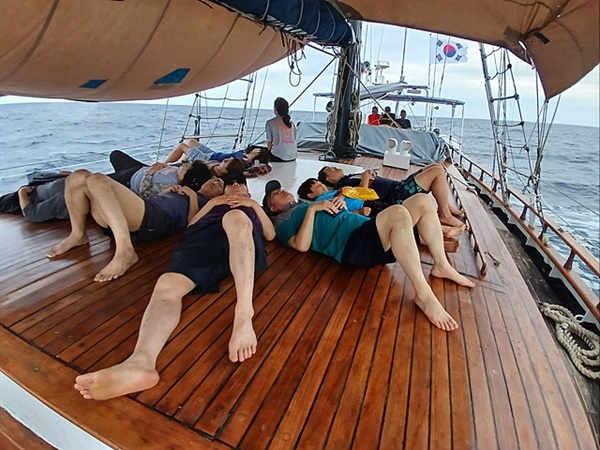 ▲강풍이 불고 비바람이 불자 배멀미에 고통스러워 하는 일행이 갑판에 드러누웠다. 일행을 실은 코리아나호가 백도 인근에 도착하자 하늘이 맑게 개이고 멋진 백도가 모습을 드러냈다. 인생항해도 그런 것 아닌가?ⓒ 오문수