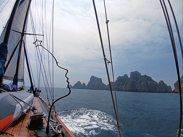 ▲코리아나호가 돛을 올리고 백도에 가까이 접근하고 있다. 아름다운 여인상은 설치미술가 최병수씨의 작품이다.ⓒ 오문수