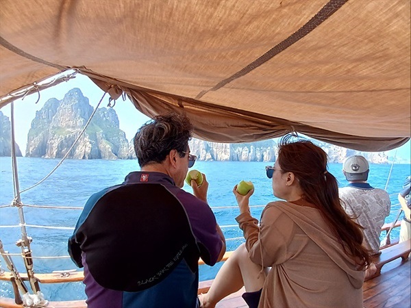 ▲ 멀리 대전에서 왔다는 부부가 백도를 관광하며 다정하게 대화를 나누는 달달한 모습이 눈에 띄었다ⓒ 오문수