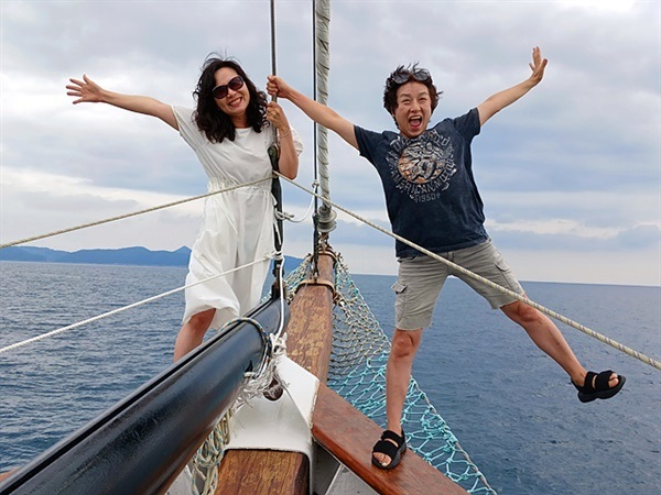 ▲ 코리아나호 선수 부분에서 영화 '타이타닉'의 한 장면을 연출한 일행들ⓒ 오문수