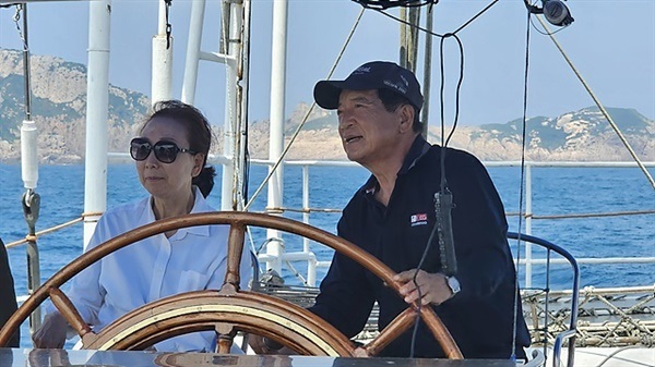 ▲ 코리아나호를 운전하는 정채호 선장 모습(오른쪽)ⓒ 오문수