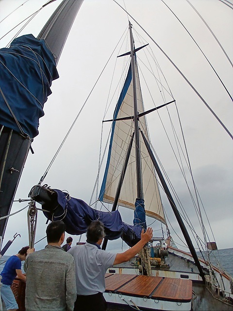 ▲ 연도를 떠난 배가 백도를 향한 대양 항해에 앞서 뱃머리에 있는 돛을 펼쳤다ⓒ 오문수