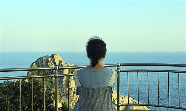 ▲   일행 중 한 분이 거문도 등대에 올라 툭터진 바다를 보며 멍때리는 모습. 무슨 생각을 하실까?ⓒ 오문수