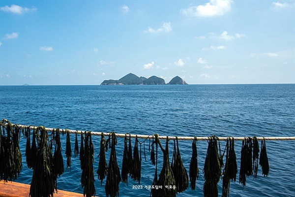 ▲  누군가 해변에서 톳을 주워 코리아나호 뱃전에 걸어뒀다.ⓒ 오문수