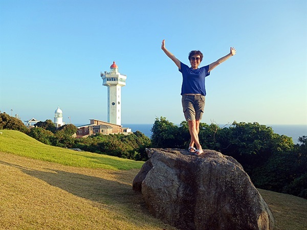 ▲ 뒤에 보이는 거문도 등대와 팔각정 앞 돌위에 올라선 조성아씨 모습이 어울린다.ⓒ 오문수