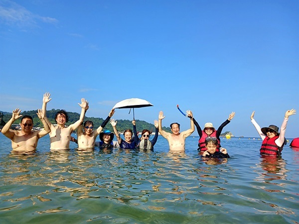 ▲연도와 백도 거문도를 돌아본 일행의 땀을 식혀준건 거문도 해수욕장이다ⓒ 오문수