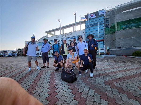 ▲ 2박 3일간의 항해를 마친 일행중 몇분이소호요트장에 모여 "그냥 가시렵니까?"라는 여운을 남겼다.ⓒ 오문수