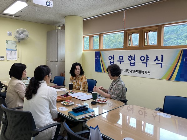 ▲업무협약 전, 관련 인사들이 지역사회 복지 관련 담화를 나누고 있다. 